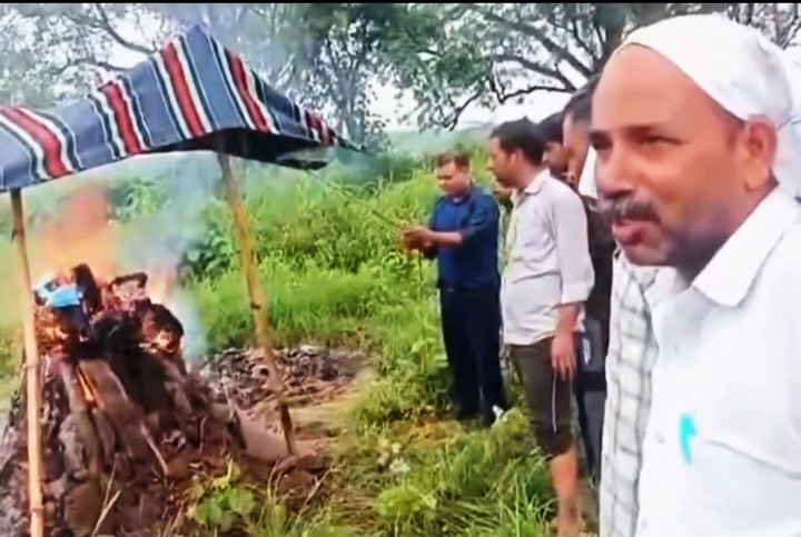 मौत के बाद भी नहीं मिल रही सम्मानजनक विदाई, बारिश में तिरपाल बना सहारा, तिरपाल पकड़कर खड़े रहे परिजन, बारिश के बीच दी गई अंतिम विदाई