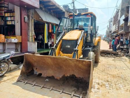 हसायन : बाजार में जर्जर पेयजल पाइप लाइन क्षतिग्रस्त वाली लीकेज होने से पेयजल आपूर्ति हुई प्रभावित, लीकेज सही करने के लिए सफाई कर्मचारी करते रहे मरम्मत कार्य