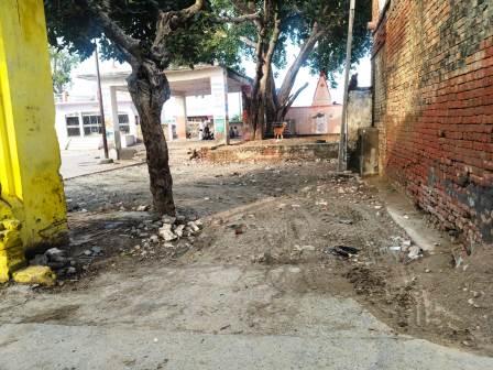 हसायन : वंदन योजना के तहत हो रहे निर्माण कार्य के रूकने से परेशान हो रहे श्रद्धालु व छात्र छात्राएं