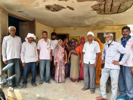 हसायन : विद्युत परावर्तक ट्रांसफार्मर फुंकने के बाद महिला पुरूष उपभोक्ताओ ने घेरा विद्युत उपकेन्द्र,चार दिन से परावर्तक के फुंकने से परेशान हो रहे ग्रामीण