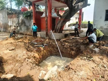 हसायन : पेयजल आपूर्ति वाली वर्षो पुरानी पाइप लाइन की लीकेज होने पर पेयजल आपूर्ति रही ठप्प, मोहल्ला किशन में पाइप लाइन के लिए खुदवाए गए गड्डा से पानी निकालते दिखे कर्मचारी