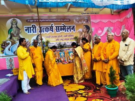 हसायन : नारी परिवार की आधार शिला होने के साथ देश व समाज और राष्ट्र के विकास में भी अपनी अहम महत्वपूर्ण भूमिका निभा रही है, नारी उत्कर्ष सम्मेलन में महिला सशक्तीकरण का दिया संदेश, अखिल विश्व गायत्री परिवार शांतिकुंज हरिद्वार के तत्वावधान में आयोजित हुआ कार्यक्रम