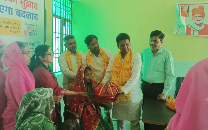 हसायन : सेवा संकल्प कार्यक्रम के दौरान गोद भराई विकासखंड कार्यालय में हुआ आयोजन, छह माह के बच्चों का अन्नप्राशन भी कराया