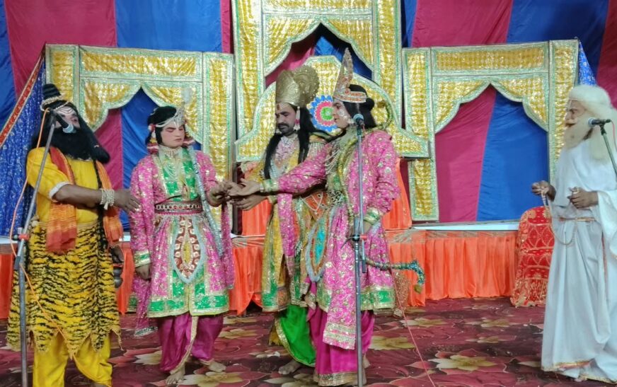 हसायन : रावण की तपस्या और श्रीराम जन्म लीला,विश्वामित्र आगमन लीला देख भक्त हुए भाव विभोर, श्रीरामलीला महोत्सव कार्यक्रम के मंचन को देखने उमडी भीड