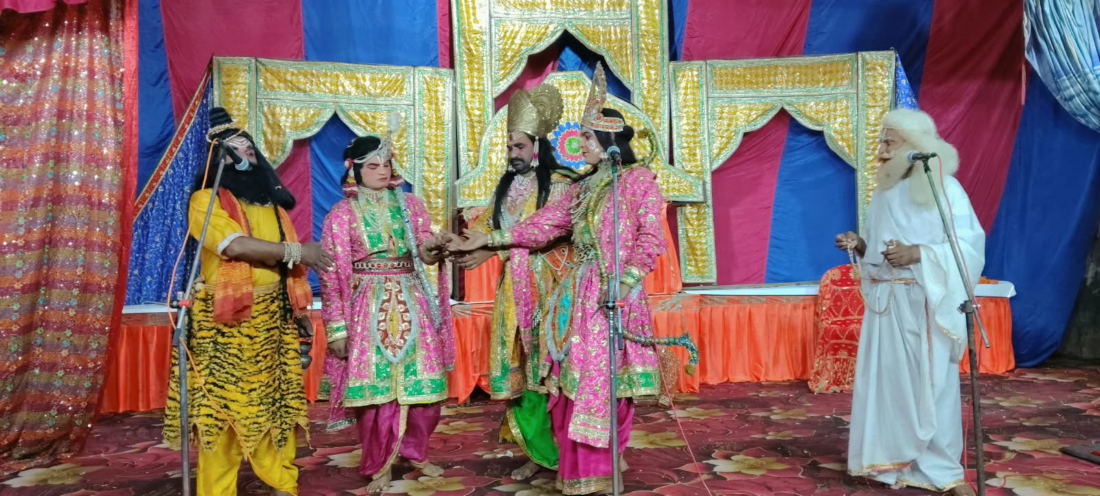 हसायन : रावण की तपस्या और श्रीराम जन्म लीला,विश्वामित्र आगमन लीला देख भक्त हुए भाव विभोर, श्रीरामलीला महोत्सव कार्यक्रम के मंचन को देखने उमडी भीड