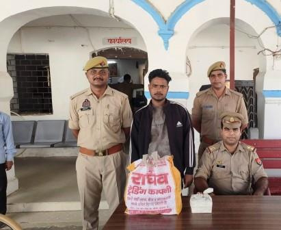 हसायन : युवक को बीस क्वार्टर अवैध देशी शराब के साथ किया गिरफ्तार