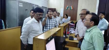 जनता दर्शन के बाद कलेक्ट्रेट पहुंचे नवागत जिलाधिकारी सत्य प्रकाश पटेल, अधिकारियों-कर्मचारियों को दिए जिम्मेदारी से काम करने के निर्देश, लापरवाही पर लगाई फटकार