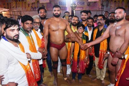 श्री दाऊजी महाराज के लक्खी मेले का विराट कुश्ती दंगल रोमांच के साथ संपन्न, 7.11 लाख की आखिरी कुश्ती में उमेश पहलवान और मिर्जा ईरानी के बीच मुकाबला बराबरी पर छूटा, 5.51 लाख की कुश्ती भी रही बराबर, देवा थापा की कुश्ती बनी आकर्षण का केंद्र