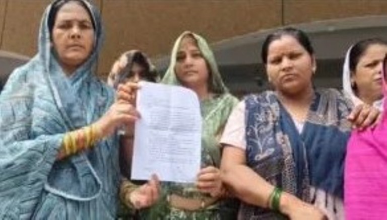 रास्ता बंद होने और जलभराव से परेशान लोग पहुंचे कलेक्ट्रेट, डीएम से लगाई गुहार