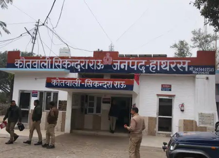 सिकन्दराराऊ : 20 वर्षीय युवती को बहला-फुसलाकर ले जाने का आरोप, युवक के खिलाफ केस दर्ज