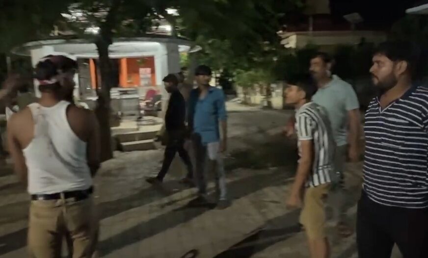 सिकन्दराराऊ : रास्ते में गाड़ी रोककर मारपीट का आरोप, सीसीटीवी में कैद हुई घटना
