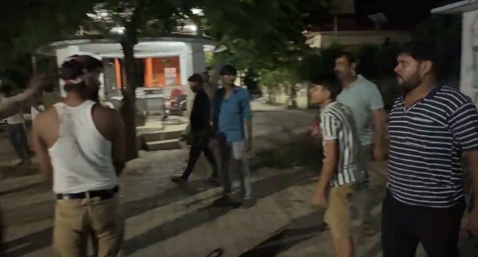 सिकन्दराराऊ : रास्ते में गाड़ी रोककर मारपीट का आरोप, सीसीटीवी में कैद हुई घटना