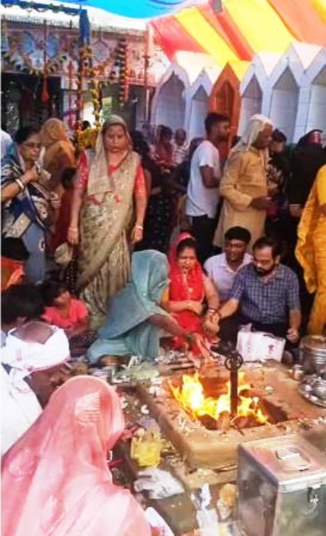 हसायन क्षेत्र के गाँव बसई में जाहरवीर महाराज की नवमी पर लगा भव्य मेला, उमड़ी श्रद्धालुओं की भीड़