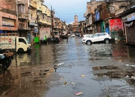 हाथरस में दो घंटे झमाझम बारिश, शहर के कई इलाकों में जलभराव से बिगड़ी व्यवस्था
