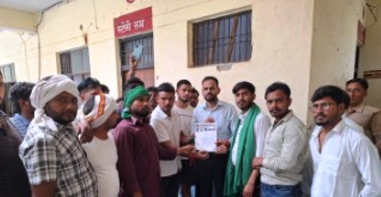 जलभराव और खराब रास्तों से परेशान ग्रामीण, भाकियू ने एसडीएम को सौंपा ज्ञापन