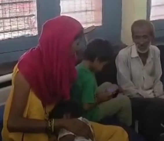 एनीमिया पीड़ित बच्चे के लिए पुलिसकर्मियों ने किया रक्तदान, पेश की मानवता की मिसाल