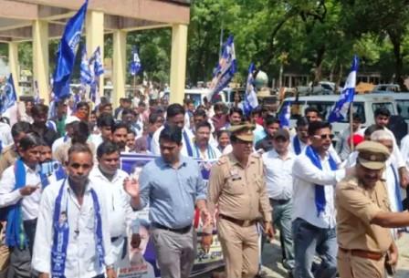 चंद्रशेखर आजाद के काफिले पर हमले के विरोध में आजाद समाज पार्टी का प्रदर्शन, राष्ट्रपति के नाम सौंपा ज्ञापन