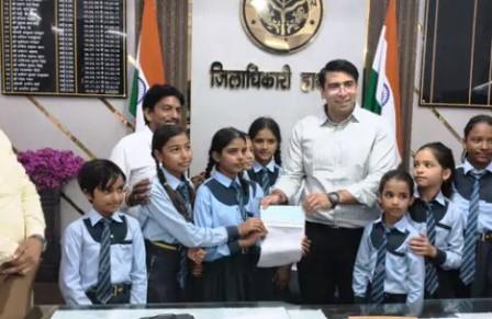 नेपाल बाढ़ पीड़ितों की मदद को आगे बच्चे, 38 हजार की धनराशि जुटा कर डीएम को सौंपी