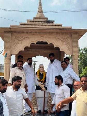 सादाबाद : चौधरी चरण सिंह की प्रतिमा पर माल्यार्पण कर नारी सम्मान यात्रा का शुभारंभ, सलेमपुर से शुरू हुआ जनसंपर्क अभियान, घर-घर पहुंचे प्रवीन कुमार पौनियां; ग्रामीणों से सुनी समस्याएं