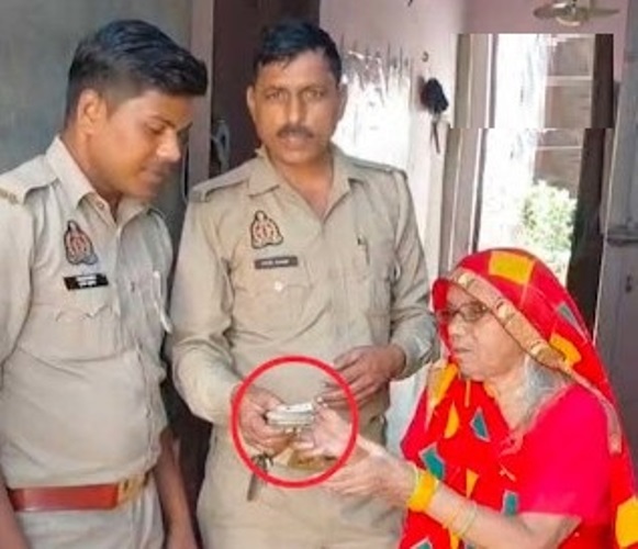 पुलिसकर्मियों ने लौटाया महिला का खोया बैग, 11,400 रुपये समेत सामान सुरक्षित सौंपा