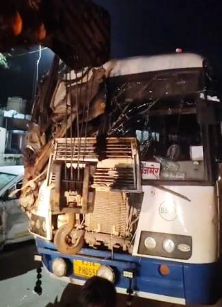 सिकन्दराराऊ में ट्रक और रोडवेज बस की आमने-सामने भिड़ंत, चालक समेत 10 घायल