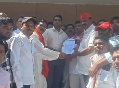 हाथरस में किसानों की समस्याओं को लेकर सपा का प्रदर्शन, राज्यपाल के नाम सौंपा ज्ञापन