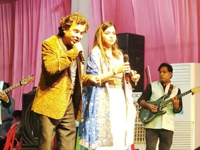 हाथरस: दाऊजी मेले में सजी इंडियन आइडल नाइट, कलाकारों ने बांधा समां, देर रात फीका पड़ा उत्साह