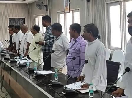 हाथरस नगर पालिका बोर्ड बैठक में छह प्रस्ताव पास, सफाई कर्मचारियों की बायोमेट्रिक हाजिरी पर बनी सहमति नहीं