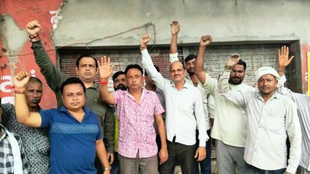 नो-एंट्री के विरोध में हाथरस के ट्रांसपोर्टरों का प्रदर्शन, प्रतिष्ठान बंद कर जताया विरोध, काला कानून बताते हुए तत्काल वापस लेने की मांग