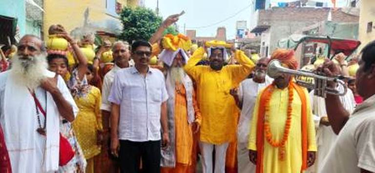 सहपऊ में गूंजे श्रीमद्भागवत के जयकारे, 108 पवित्र कलशों के साथ निकली भव्य कलश यात्रा