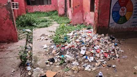 हसायन : स्वास्थ्य विभाग की स्वच्छता एडवाइजरी के बीच हसायन CHC में गंदगी के ढेर, व्यवस्थाओं पर उठे सवाल