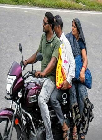 सिकंदराराऊ : रास्ते में बाइक सवार युवकों ने महिला से छीना बैग, जेवर और नकदी लेकर हुए फरार