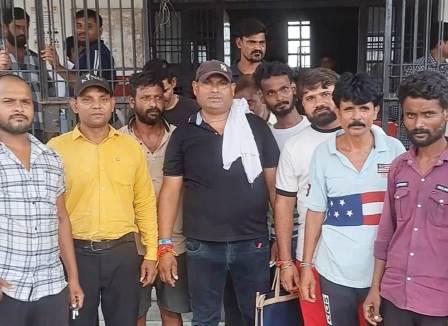 सादाबाद : कर्मियों को हटाने पर कार्य बहिष्कार की चेतावनी, आउटसोर्स सफाई कर्मचारियों ने 24 घंटे में कर्मियों को काम पर लौटाने का दिया अल्टीमेटम