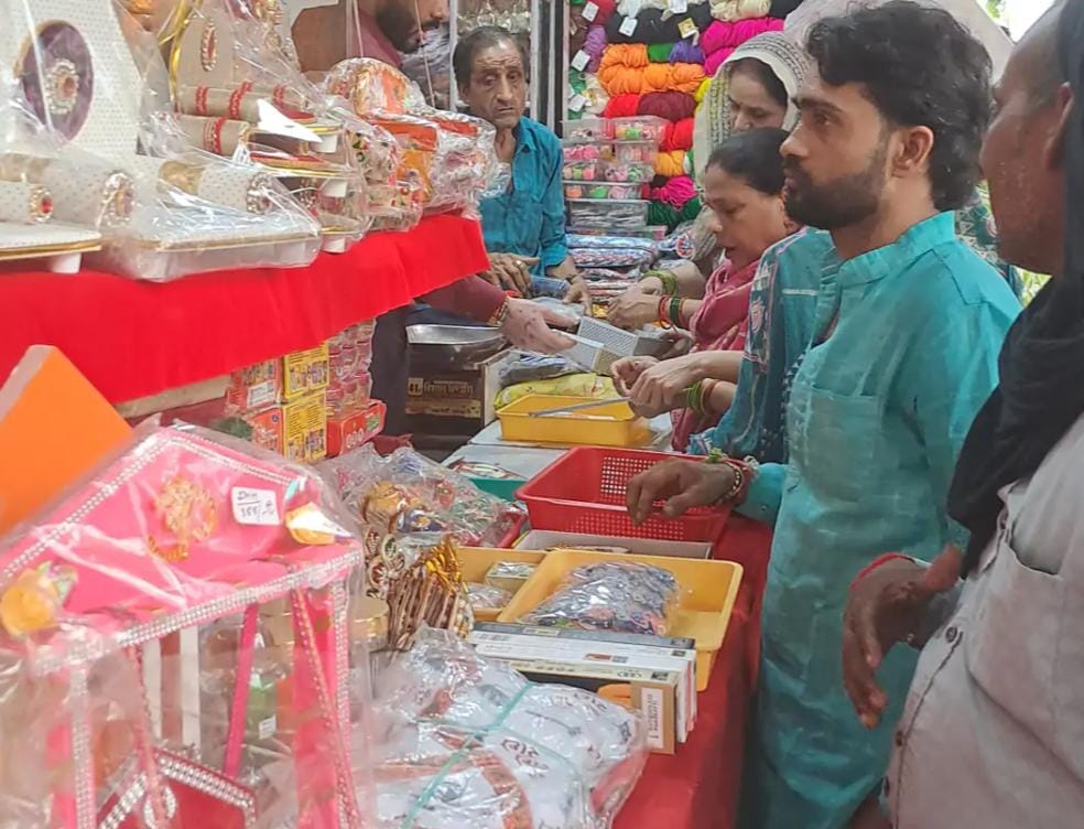 सादाबाद : नंदलाल के स्वागत को सजी दुकानें, जन्माष्टमी को लेकर बाजार में सजी पोशाक, पूजन सामग्री की खरीदारी शुरू