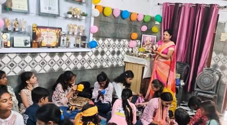 कृष्ण जन्माष्टमी पर बच्चों ने सजाईं आकर्षक मटकियां, नेकी की दुकान ने आयोजित की रचनात्मक कार्यशाला