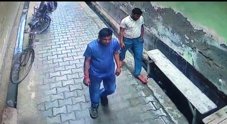 सिकन्दराराऊ : डाकघर के बाहर खड़ी छात्र की बाइक चोरी, सीसीटीवी में कैद हुई वारदात