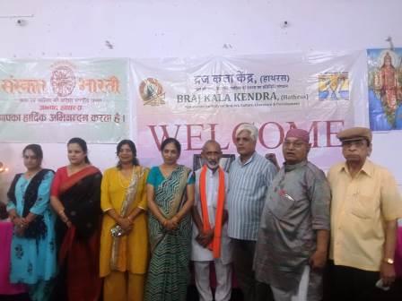 वंदेमातरम कवि सम्मेलन में याद किए गए काव्य मंच के सशक्त हस्ताक्षर, जगदीश मित्तल के निधन पर कार्यक्रम स्थगित, काका हाथरसी स्मारक भवन में हुआ पांचवां वंदेमातरम कवि सम्मेलन, दिवंगत साहित्यकारों को अर्पित की श्रद्धांजलि
