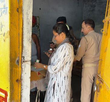 आबकारी विभाग ने शराब की दुकानों का किया सघन निरीक्षण, सिकंदराराऊ क्षेत्र में दी दबिश