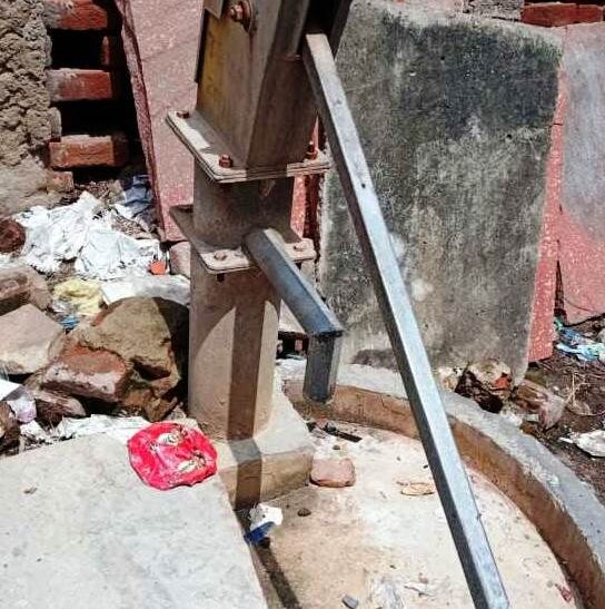 एक साल से बंद हैंडपंप को रिबोर कराने की मांग, डीएम को सौंपा प्रार्थना पत्र