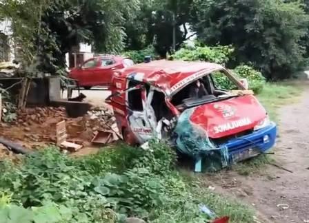 सादाबाद : सड़क हादसे में एंबुलेंस चालक घायल, आगरा रोड पर गांव ग़ुरसौटी के निकट ट्रक ने एम्बुलेंस को मारी टक्कर