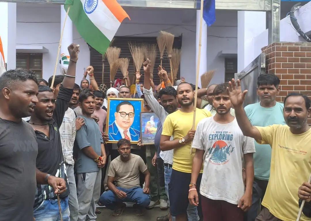 सादाबाद : जन्माष्टमी पर लगे कूड़े के ढेर, दुर्गंध का आलम, सफाई कर्मियों की हड़ताल जारी, दो दिन नहीं हो रही कस्बे में सफाई, कूड़ा कलेक्शन व्यवस्था भी चौपट