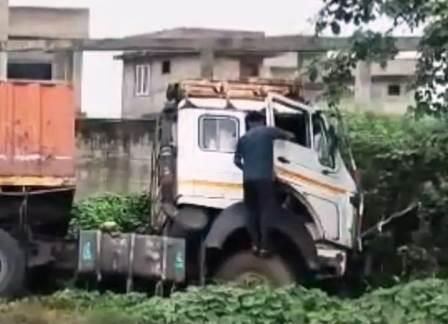  सादाबाद : बाइक सवार को बचाने के प्रयास में गड्ढे में गिरा डंपर, आगरा रोड पर हुआ हादसा, कोई जनहानि नहीं हुई