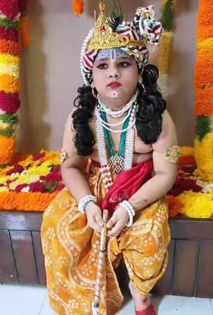 सादाबाद : राधा कृष्ण बने बच्चों ने मोहा मन, घर घर बच्चों के किए गए राधा रानी और नटखट कन्हैया के रूप में श्रृंगार
