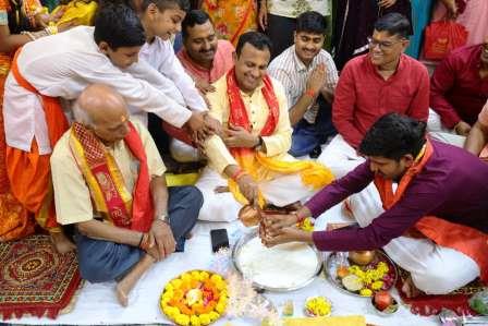 पुलिस लाइन में धूमधाम से मनाया श्रीकृष्ण जन्मोत्सव, एसपी चिरंजीव नाथ सिन्हा ने विधि-विधान से की पूजा-अर्चना