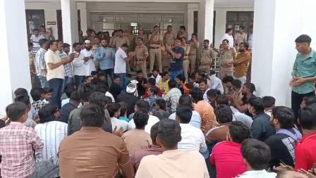 हाथरस में गरमाया गौ मांस का विवाद, पुलिस कार्रवाई से नाराज गौ रक्षक एसपी ऑफिस पहुंचे, थाना प्रभारी को हटाने की मांग