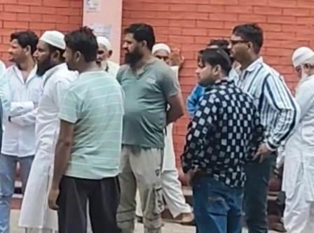 जलेसर रोड पर अज्ञात वाहन की टक्कर से बाइक सवार की मौत, साथी गंभीर, तीन बच्चों के सिर से उठा पिता का साया