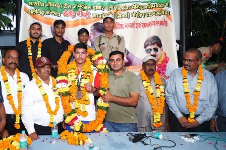 अंतरराष्ट्रीय मुक्केबाजी के लिए भारतीय टीम में चुने गए देवेंद्र चौधरी का भव्य सम्मान