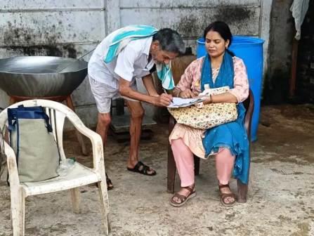 सादाबाद : खाद्य सुरक्षा अधिकारी ने भरे पनीर के नमूने, खाद्य सुरक्षा टीम ने पुसैनी, कुरसंडा के अलावा गांधी मार्केट से भी लिया नमूना