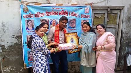 वार्ष्णेय महिला वेलफेयर ने शिक्षक स्वदेश वार्ष्णेय को किया सम्मानित, शिक्षा के क्षेत्र में योगदान और विद्यार्थियों के मार्गदर्शन के लिए किया सम्मान
