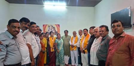 भाजपा के नव नियुक्त पदाधिकारियों का भव्य स्वागत, दाऊजी मेले के व्यापारी सम्मेलन की भी सौंपी जिम्मेदारी, राजेश सिंह गुड्डू को जिला महामंत्री और संध्या आर्या को जिला उपाध्यक्ष बनाए जाने पर हुआ सम्मान समारोह, व्यापारी एवं सामाजिक संगठनों ने दी शुभकामनाएं